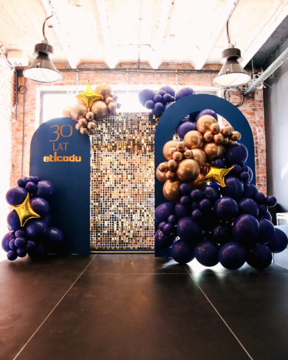 Ścianka do zdjęć z balonami, złote balony, granatowe balony, elegancka ścianka